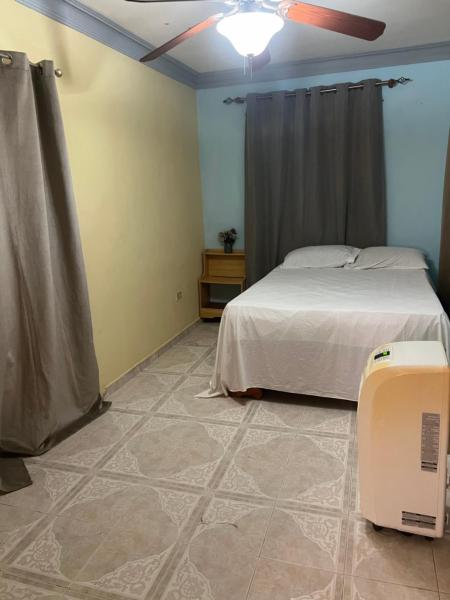 写真にはLa Ceibita市にあるHostal Bless houseが写っています。