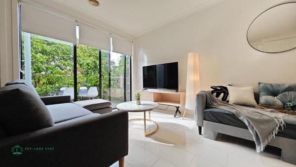 På billedet ses objektet Modern 2-Bedroom Townhouse Near DFO & RMIT beliggende i byen Mill Park.
