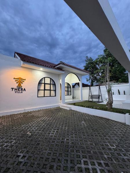 A la foto es mostra l'objecte Thera Villa 2 BR Private Pool Near Malioboro situat a la ciutat de Timuran.