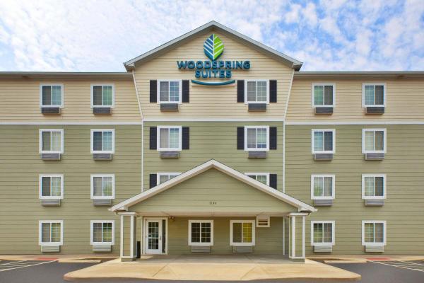 Na fotografii je vidět objekt WoodSpring Suites St Louis St Charles nacházející se ve městě Harvester.