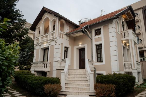 A la foto es mostra l'objecte Villa Emerald situat a la ciutat de Florina.