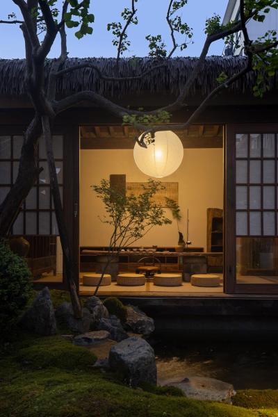 The photo shows the Wuyuan Jingmuo Liangxi Guest House located in the city of Wuyuan.