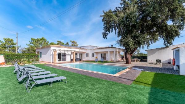 En la foto se muestra el objeto Villa Sundays With Pool by LovelyStay ubicado en la ciudad de Pêra.