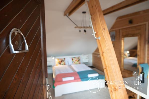 Na fotografii je vidět objekt Ezüstkengyel Apartman nacházející se ve městě Piliscsév.