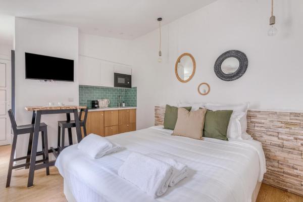 Charming little house in th heart of Batignolles, Paris