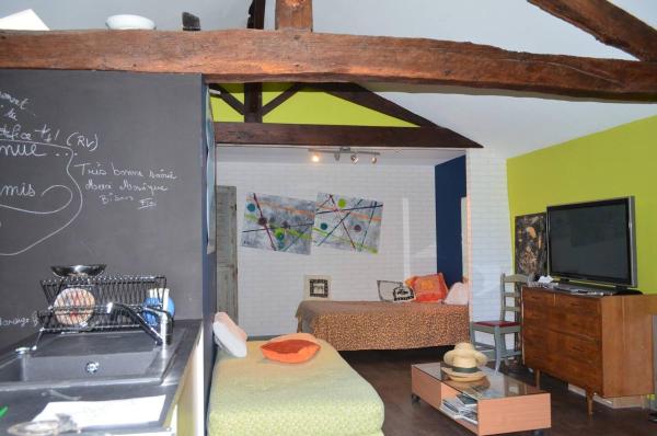 The photo shows the appartement cosy à cadillac located in the city of Cérons.
