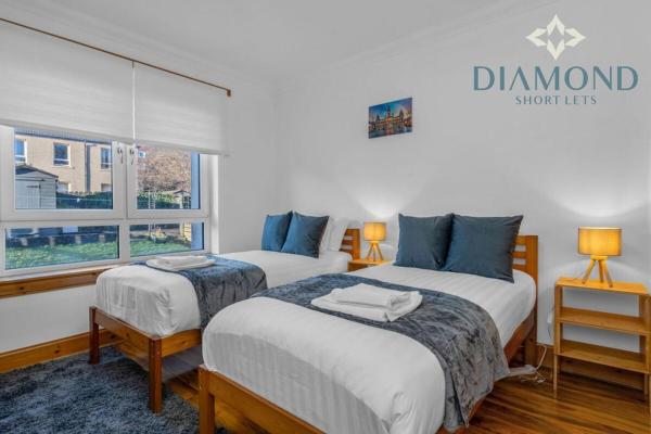 Lovely 3 Bed Ground Floor Apartment - Sleeps 5 - Very Central, Easy Access to Glasgow and Surrounding Areas - Free Parking, Glasgow