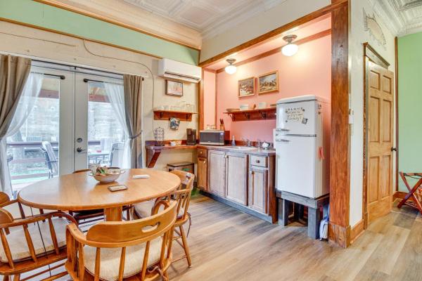 På billedet ses objektet Walk to White River Cozy Studio, Driftys Hideaway beliggende i byen Cotter.