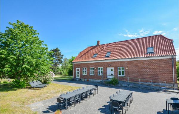 A la foto es mostra l'objecte Eight-Bedroom Holiday Home In Glesborg situat a la ciutat de Glesborg.