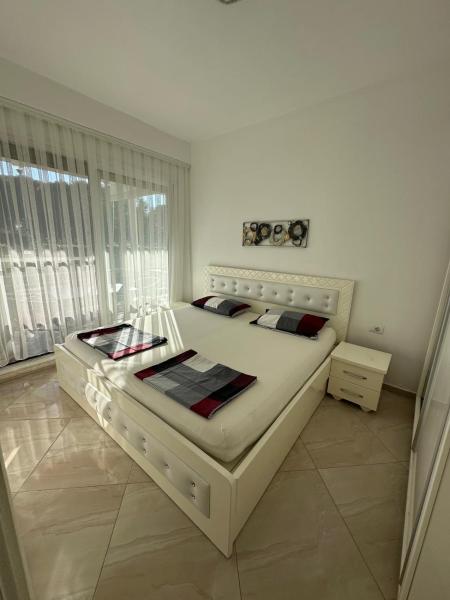 Na fotografii je vidět objekt Gjiri i Lalzit Lura 3 Apartment Toni nacházející se ve městě Durrës.