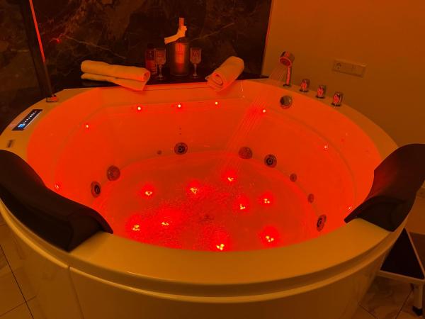 Nella foto è visibile l'oggetto Whirlpool-Zimmer-VIP situato nella città di Diez.