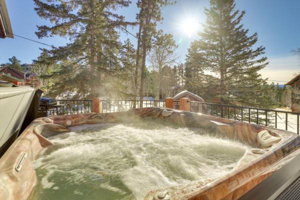 En la foto se muestra el objeto Cozy Lead Cabin with Deck Less Than 1 Mi to Ski Slopes! ubicado en la ciudad de Lead.