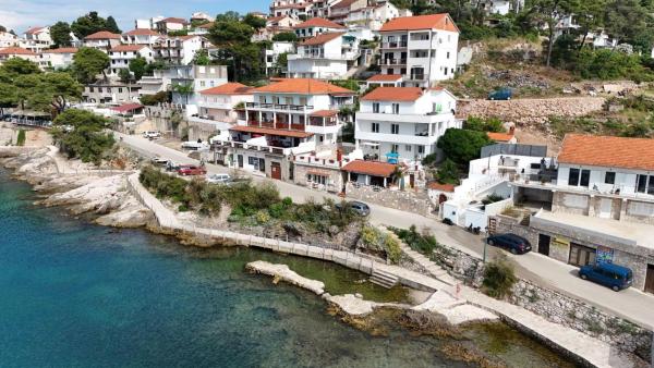 På billedet ses objektet Apartments by the sea Jelsa, Hvar - 22256 beliggende i byen Jelsa.