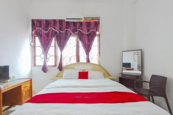 На фото показан объект RedDoorz near Gapura Kota Banjarmasin, расположенный в городе Банджармасин.