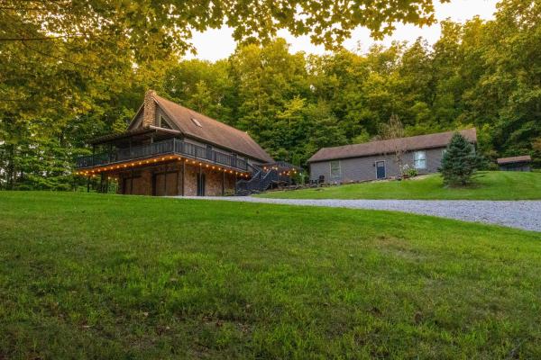 Na zdjęciu widoczny jest obiekt Home with Hot Tub, Pickleball and Disc Golf położony w mieście Walhonding.