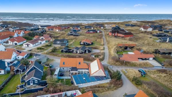 A la foto es mostra l'objecte Large Holiday Home With Pool And Spa In The Middle Of Blokhus Town, Close To The North Sea situat a la ciutat de Blokhus.
