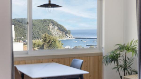 Auf dem Foto ist das Objekt Namhae JJhouse Pension in der Stadt Namhae zu sehen.