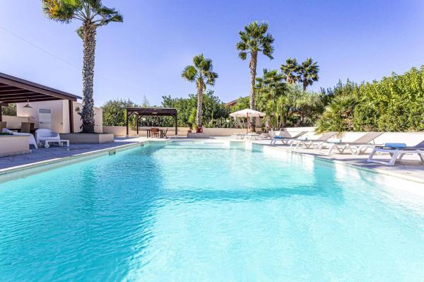 The photo shows the Villa Angelica by Villa Plus located in the city of Scicli.