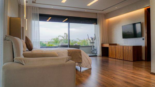 照片显示了位于Bellouk市的Villa contemporaine物件。