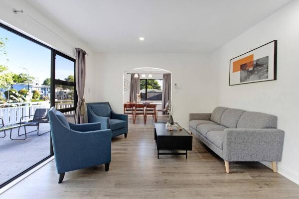 Green Family 5BR Retreat in Wattle Downs w Yard, Окленд