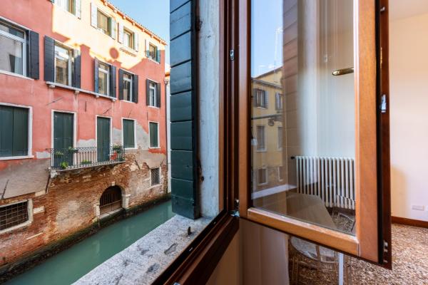 Nella foto è visibile l'oggetto Just Urban Stays - 3-BR Canal View Apartment - 9 Min Piazza San Marco situato nella città di Venezia.