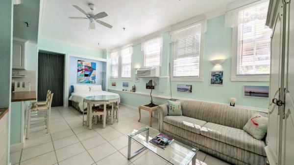 A la foto es mostra l'objecte Palm Beach Hotel Short Term Rental situat a la ciutat de Palm Beach.