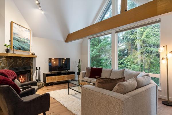 På billedet ses objektet Spacious and Modern Vacation Home Ski In and Shuttle Out by Harmony Whistler beliggende i byen Whistler.