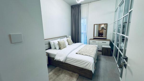 På billedet ses objektet One bedroom apartment brand new Dubai Hills ultra luxury furniture beliggende i byen Dubai.