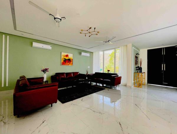 Na foto é possível ver o objeto Valley facing 4BHK-luxury villa in Dehradun localizado na cidade de Kandogal.