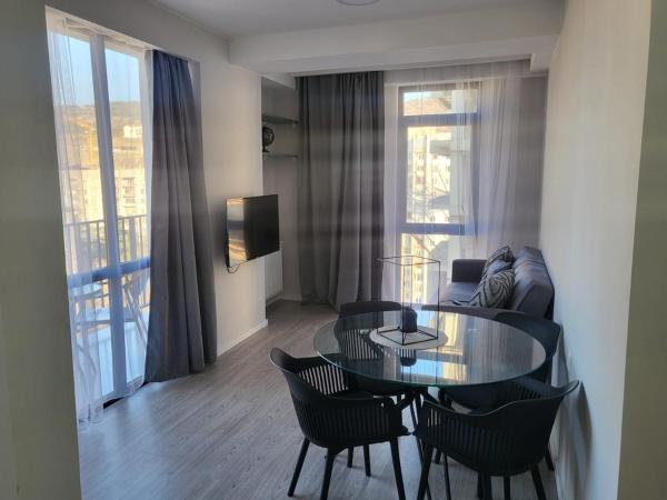 Brand-New, 2 Bedroom Apt with balcony - Never Lived in, Тбилиси