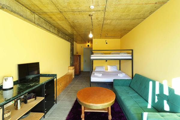 På billedet ses objektet Gudauri Modern Mountain Apartment by Wehost beliggende i byen Gudauri.