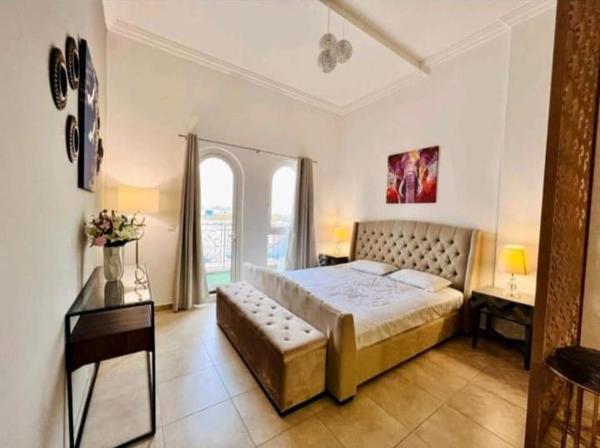 På billedet ses objektet Huge Exclusive Comfortable Studio With Canal View! beliggende i byen Dubai.