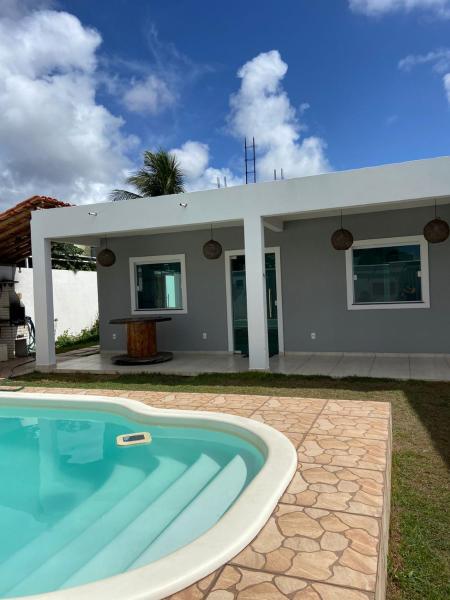A la foto es mostra l'objecte Casa Arembepe situat a la ciutat de Camaçari.