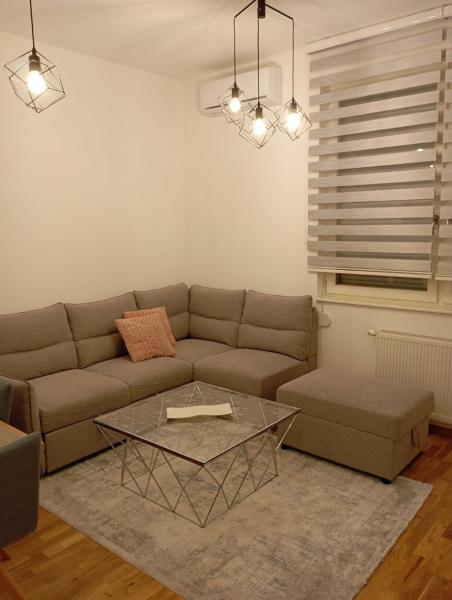 The photo shows the Apartment Saray located in the city of Šip.