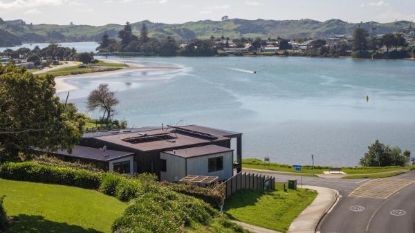 Nella foto è visibile l'oggetto The Waters Edge, Raglan situato nella città di Raglan.