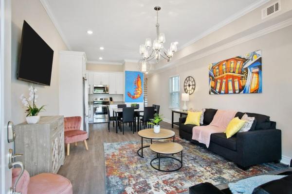 Stylish Home Uniquely Designed Near French Quarter - New Orleans, LA