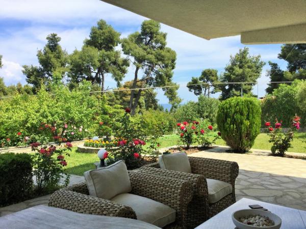 Op de foto is het object Green, White & Guest Houses by Dimitrios Ballas in Kriopigi, Halkidiki, Greece te zien, gelegen in de stad Kriopigi.