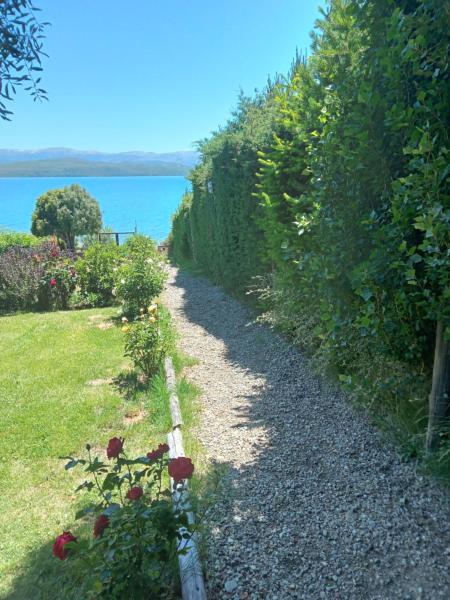 A la foto es mostra l'objecte Cabaña con costa al Lago Nahuel Huapi situat a la ciutat de Ñirihuau.