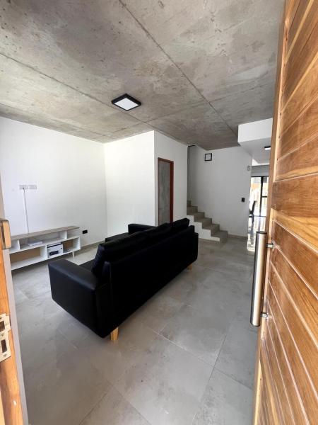 A la foto es mostra l'objecte Triplex para 8 personas situat a la ciutat de Pinamar.