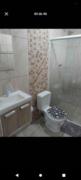 A la foto es mostra l'objecte Quarto completo com banheiro privado situat a la ciutat de Penha.
