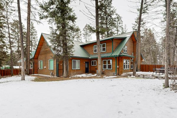 Na fotografii je vidět objekt Moose Trail Lodge nacházející se ve městě Whitefish.