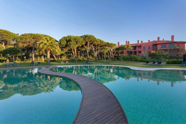 På billedet ses objektet Sheraton Cascais Resort - Hotel & Residences beliggende i byen Cascais.