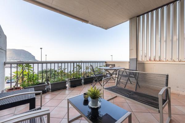 写真にはパレルモ市にあるCasa Azzurra vista mare all'Addaura by Wonderful Italyが写っています。