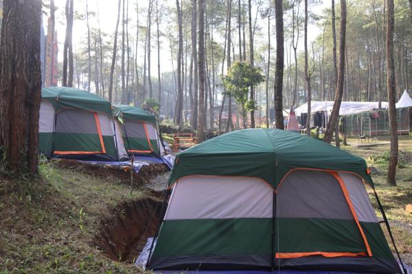 照片显示了位于Lembang市的Great Panorama Lodge and Camp by MHM物件。