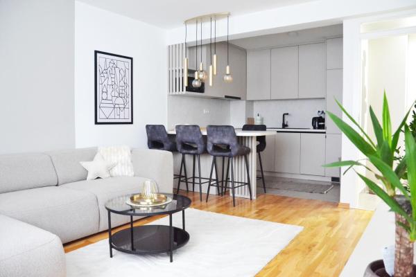 The photo shows the Cozy Sheep Apartment located in the city of Šip.