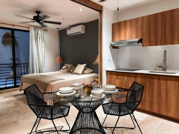 Na zdjęciu widoczny jest obiekt King Studio with Rooftop Pool and Gym położony w mieście Tulum.