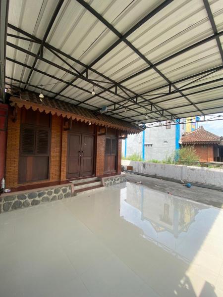 The photo shows the Guest House Brahu located in the city of Trowulan.