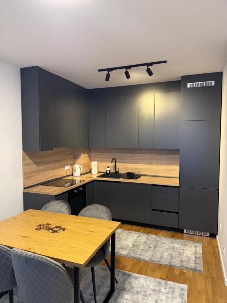 The photo shows the Apartman Konjic located in the city of Železnička Stanica Konjic.