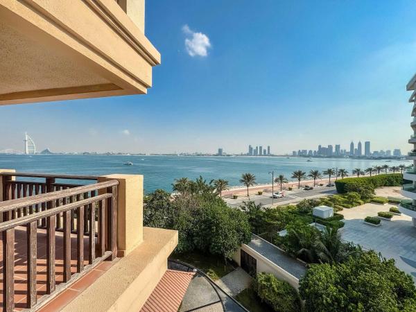På billedet ses objektet Waterfront 2BR Apartment with Sea Views beliggende i byen Dubai.