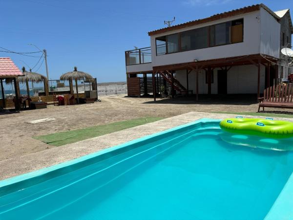 The photo shows the Hostal restaurante Hidalgo located in the city of Choros.